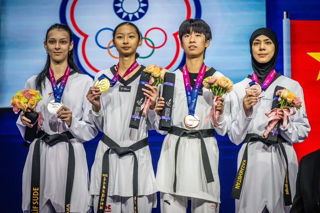 劉侑芸（左2）開心登上頒獎台。（圖/翻攝自worldtaekwondo.org）