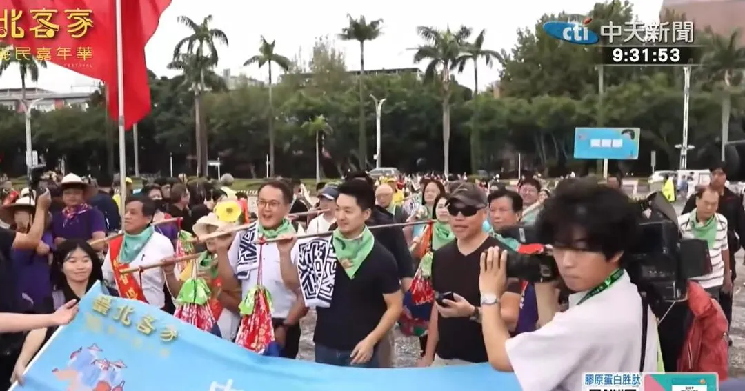 台北市長蔣萬安參加2025台北客家義民嘉年華，挑擔踩街活動。（中天新聞）