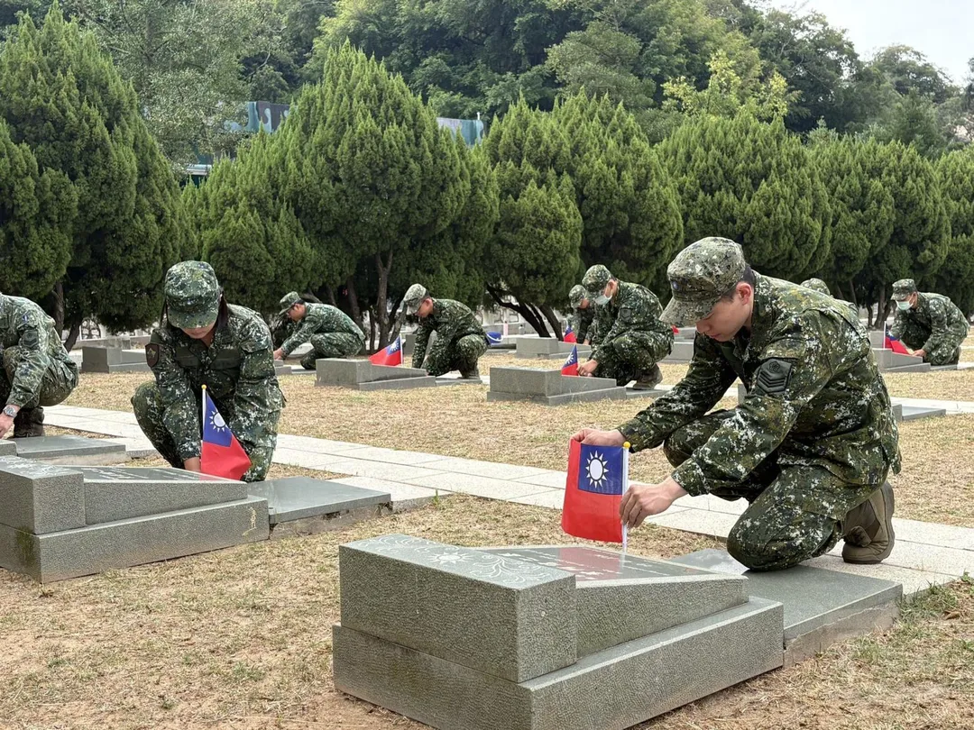 金防部官兵在墓碑插上小國旗。(圖/軍聞社)