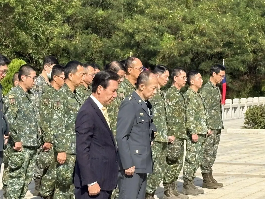 陳縣長、黃先任指揮官(圖右)擔任古寧頭戰役紀念活動主祭。(圖/軍聞社)