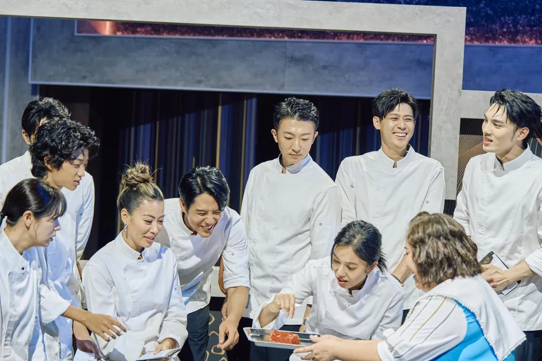 林予晞（左起）、白潤音、蔡詩芸、胡宇威、張懷秋、陳庭妮、李玉璽、主持人鍾欣凌、黃偉晉一同討論料理製作細節。（圖／華視提供）