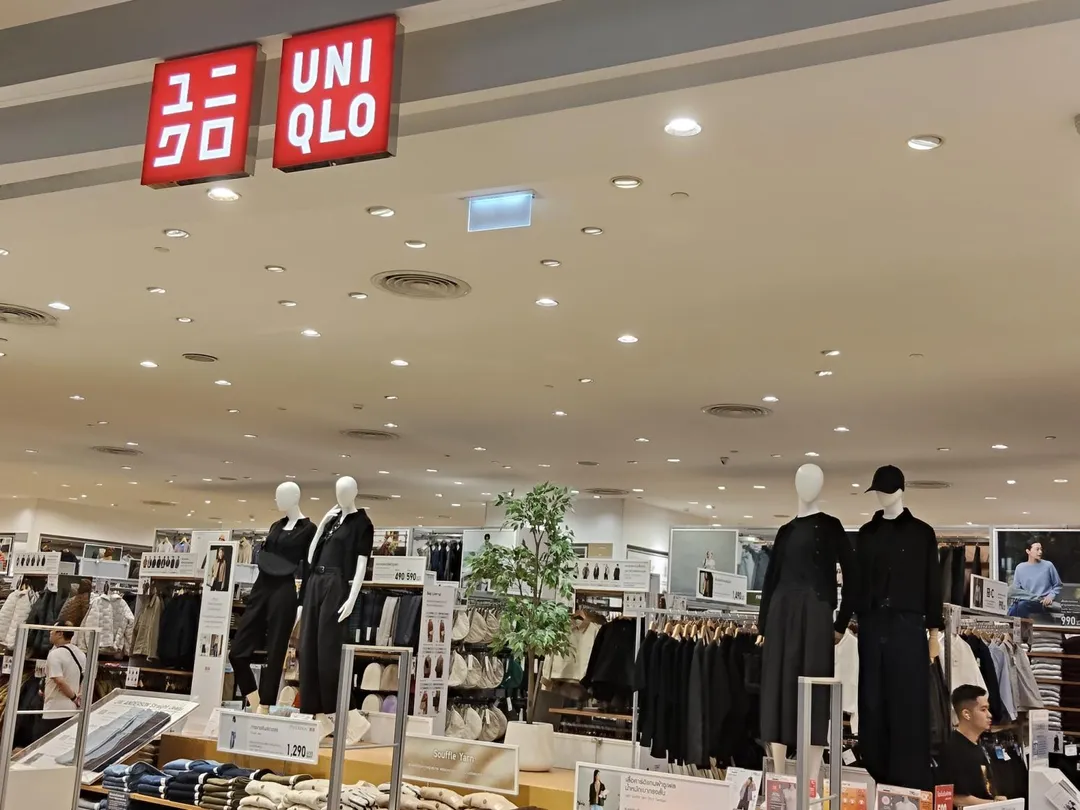 泰國進入全國哀悼期。有居泰日本網友發現，UNIQLO店內假人模特兒的服裝已換成黑色系。（圖／翻攝X@kikiat0731）