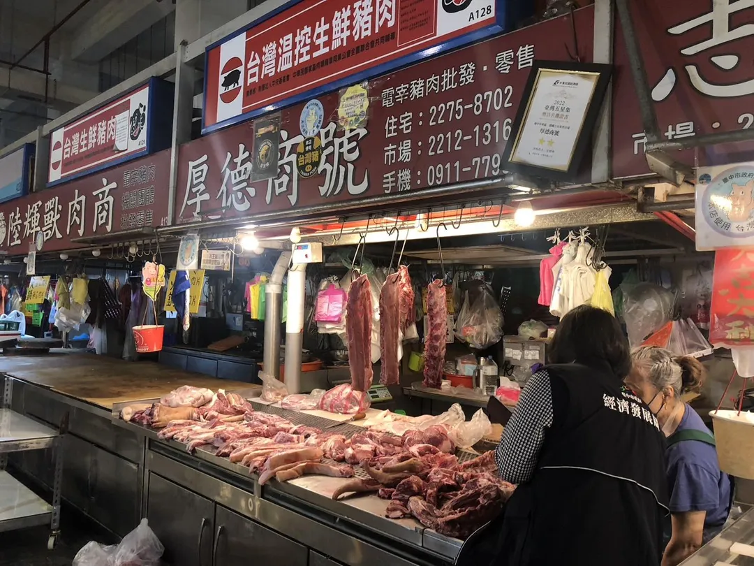 因應非洲豬瘟防疫，中市經發局持續監控市場動態。（圖／台中市政府）