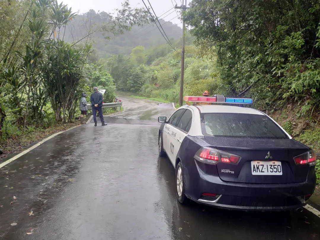警方表示，本次災情幸未造成人員或車輛受困及傷亡事件，目前警方正配合區公所進行現場交通管制。（圖/警方提供）
