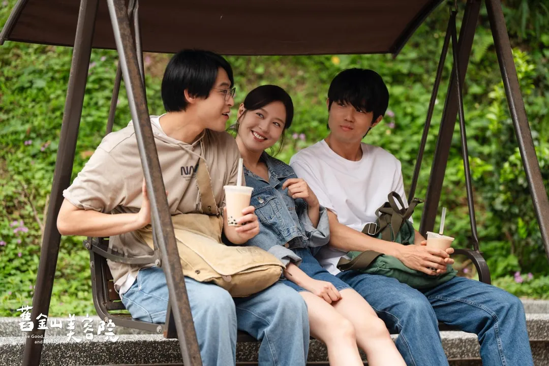 連晨翔（左）聽聞劉品言與張耀仁交往只能強顏歡笑。（圖／TVBS 提供）