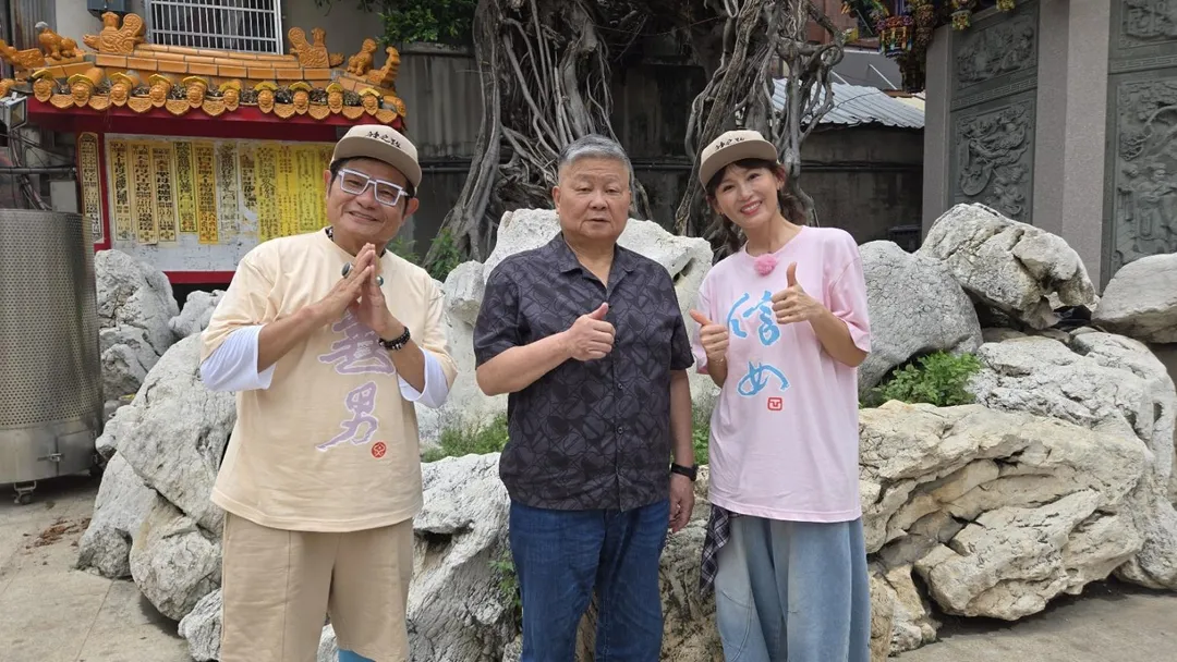 顏清標（中）在《神之路》分享鎮瀾宮的命名由來。（圖／東森超視提供）