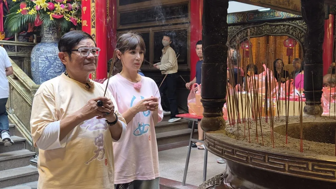 許效舜（左）聽聞鎮瀾宮的「顯靈神蹟」後相當感動。（圖／東森超視提供）