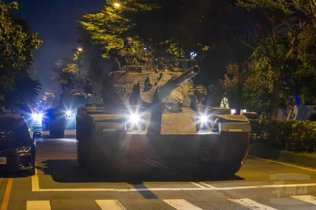 第542旅CM11戰車夜間機動。(圖/軍聞社)