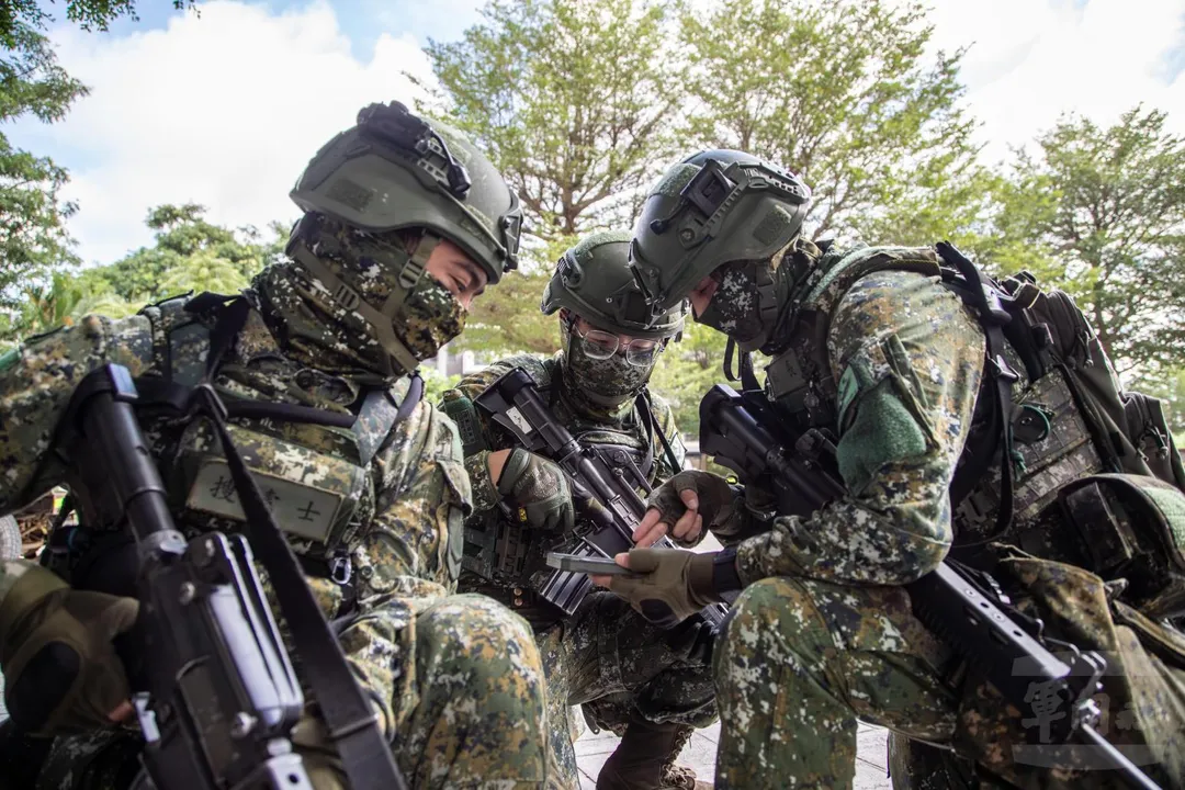 第542旅偵搜排官兵利用TAK套件手機說明任務。(圖/軍聞社)