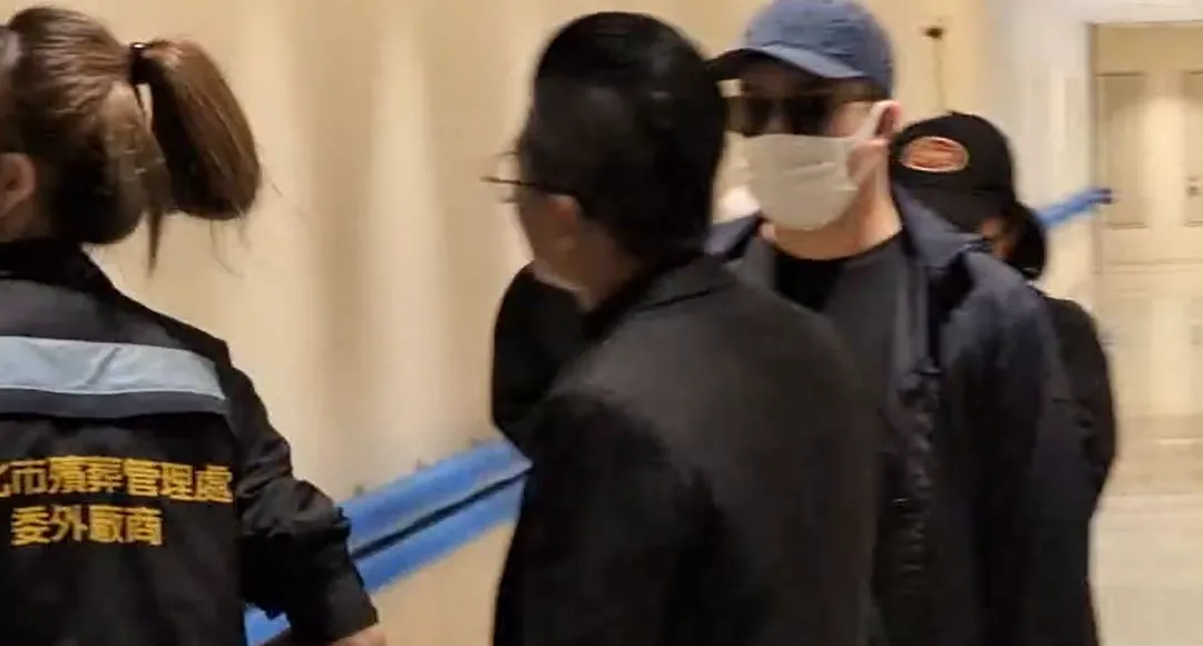 今（26）日下午檢警相驗信義區豪宅雙屍命案遺體。（圖/翻攝畫面，下同）