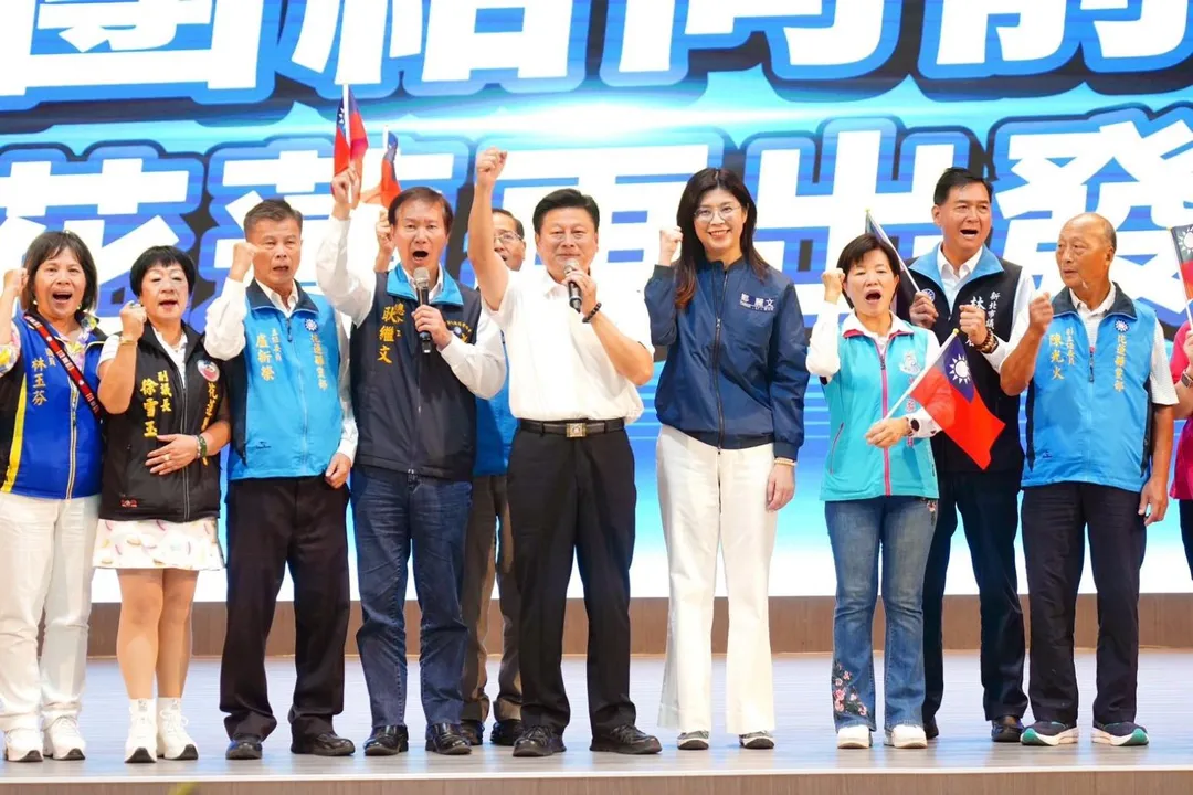 國民黨主席當選人鄭麗文26日到花蓮縣黨部參加「團結大會」，與立法院黨團總召傅崐萁等人同台。（圖／翻攝傅崐萁臉書）