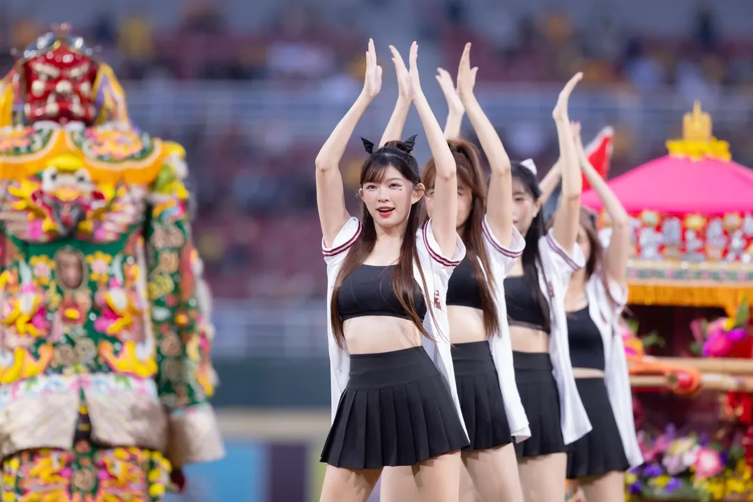 穎樂與樂天女孩成員26日和媽祖共舞。（圖／樂天桃猿提供）