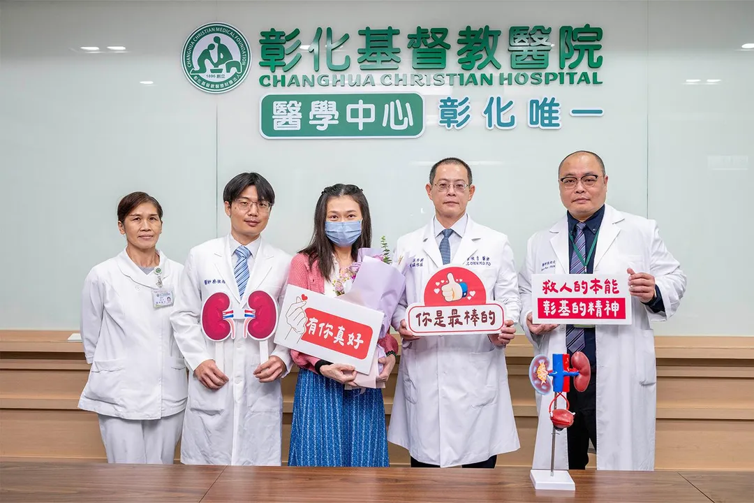 47歲陳老師罹多囊腎,腎臟腫大。彰基團隊以達文西手術切除病腎並由妹妹捐腎完成活體移植,術後康復重返講台。(圖/彰化基督教醫院)
