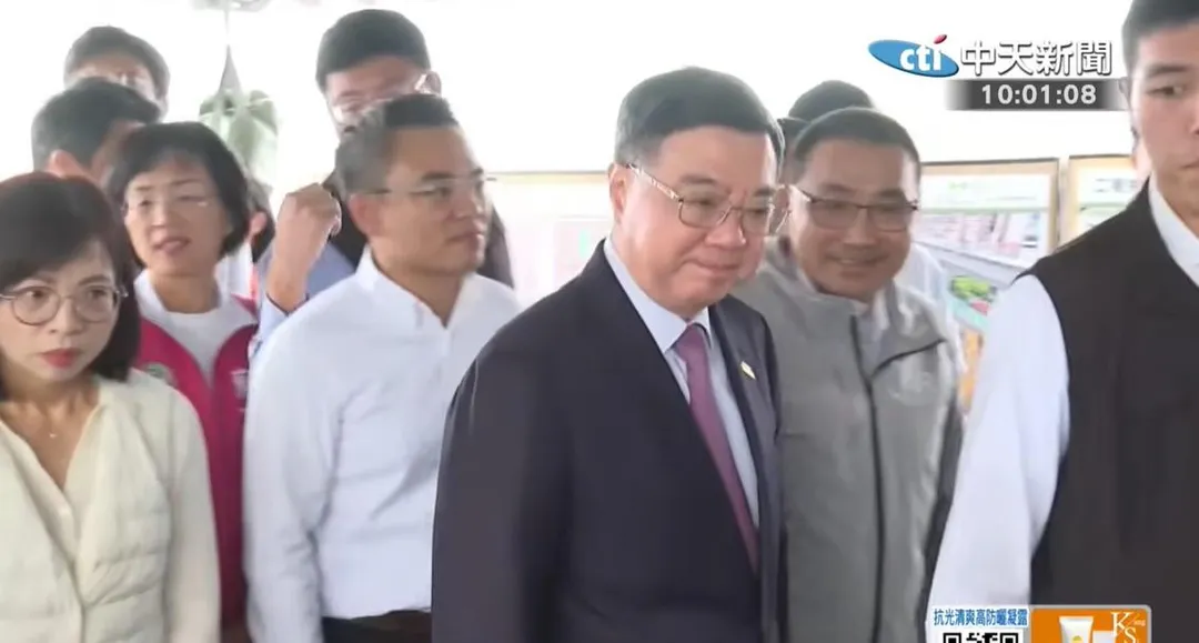 行政院長卓榮泰視察新北市在五股交流道增設出口的改善工程。(中天新聞)
