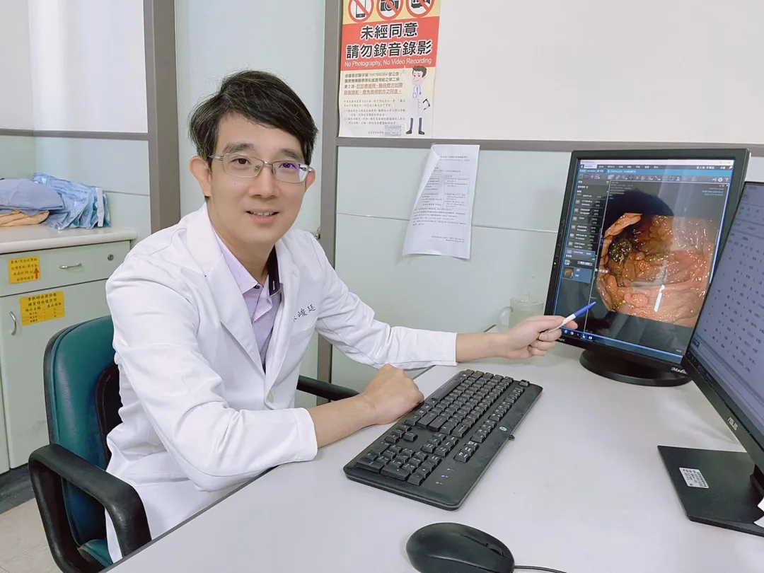 嘉義基督教醫院大腸直腸科主任醫師朱峻廷提醒，罕見家族性腺瘤性瘜肉症對健康的威脅。（圖／嘉義基督教醫院）
