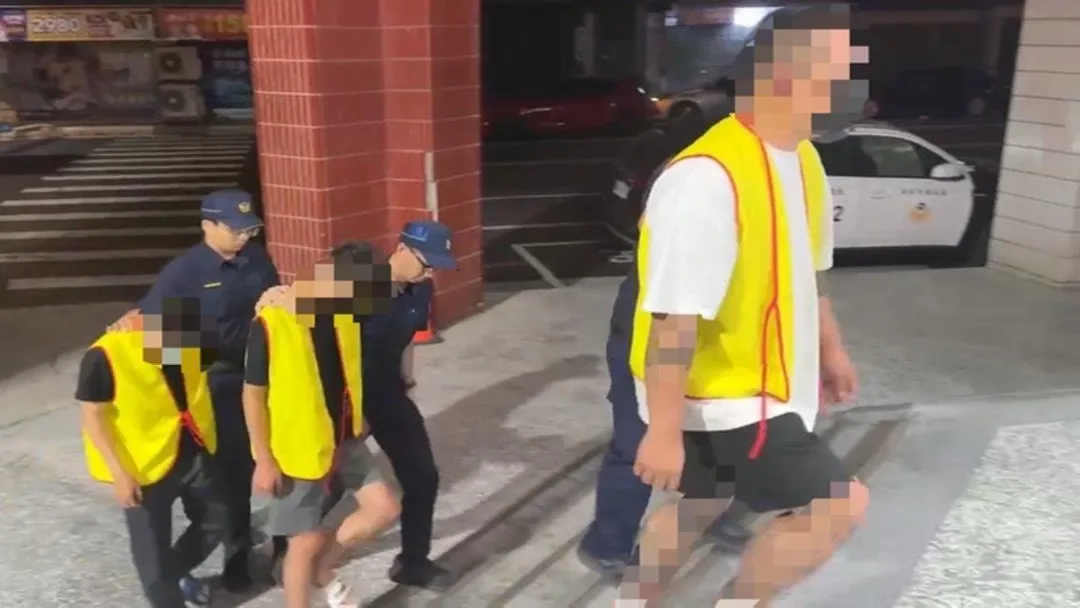 嘉義一間宮廟的遶境活動中，因一名33歲的謝姓信眾遲到，被要求支付額外的入廟費用，最終導致與23歲的吳男、陳男及31歲的余男發生激烈衝突。（圖/警方提供）