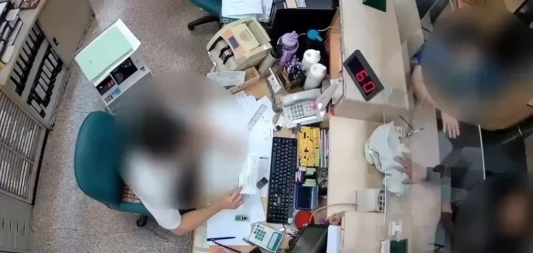 雲林縣虎尾鎮合作金庫商業銀行於10/23發生一起搶案，一名林姓男子持麻布袋進入銀行，向櫃檯人員丟擲布袋並揚言搶劫500萬元。（圖/警方提供）