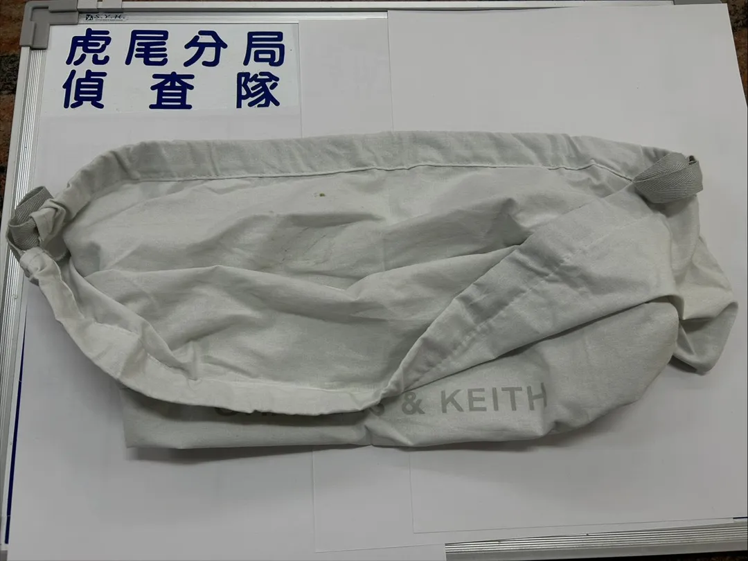 用於搶銀行的麻布袋。（圖/警方提供）