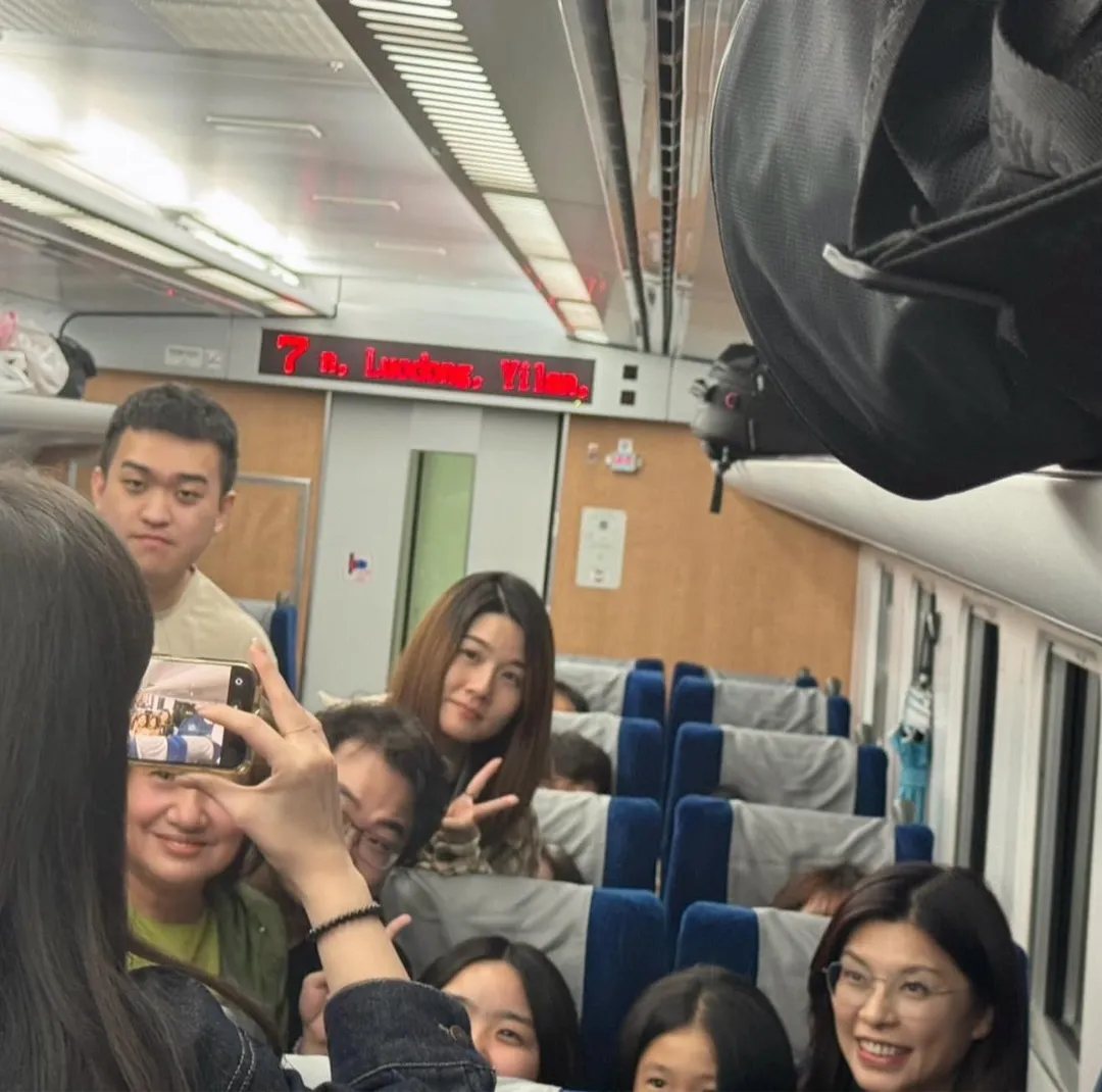 鄭麗文從花蓮回台北時,遇到熱情的年輕支持者。(圖取自鄭麗文臉書)
