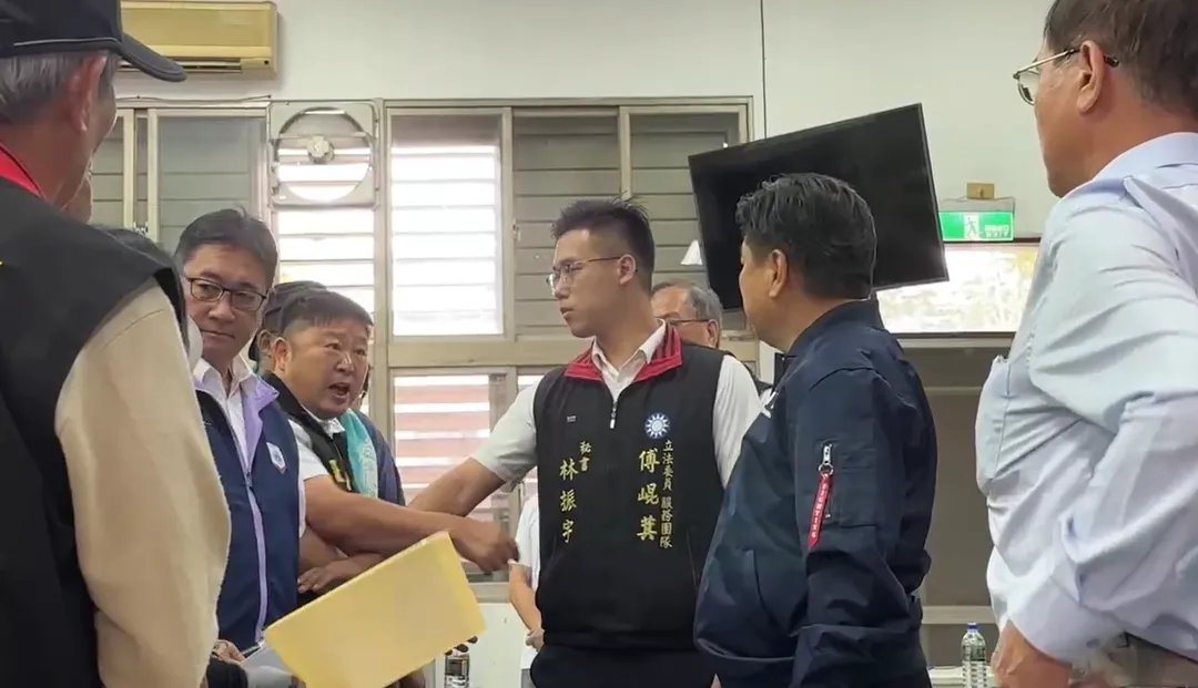 張峻和傅崐萁激烈爭吵。(圖/中天新聞)