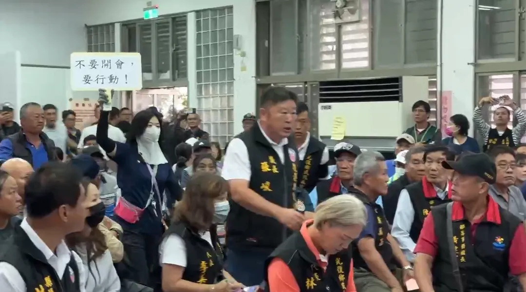 張峻不滿未受邀闖入座談會現場。(圖/中天新聞)