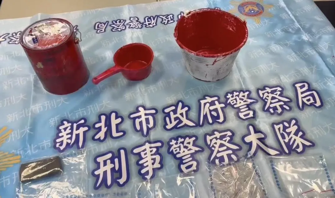 警方查扣犯案用紅漆等證物。（圖／翻攝畫面）