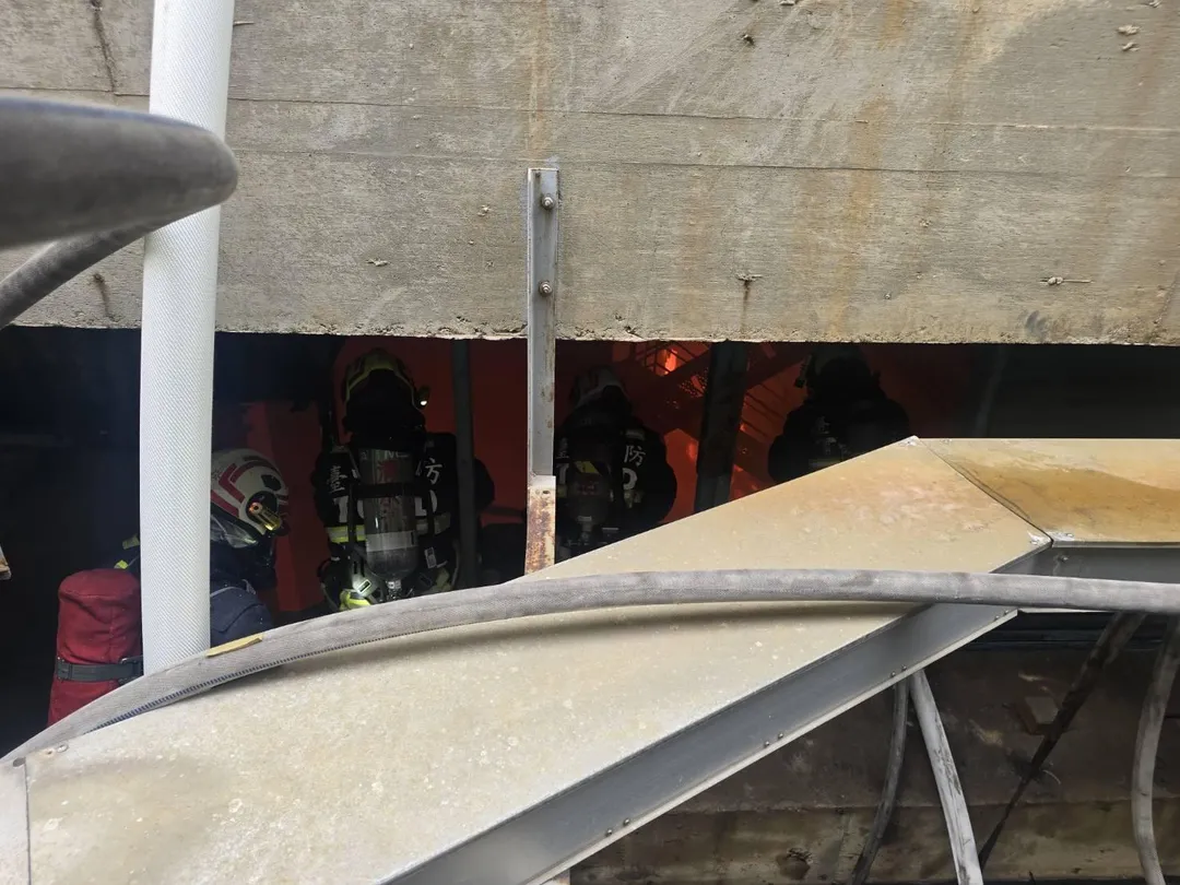 台玻位於台中的工廠於27日下午發生火警，火勢自地下室一樓冒出，情況相當危急。（圖／中天新聞）
