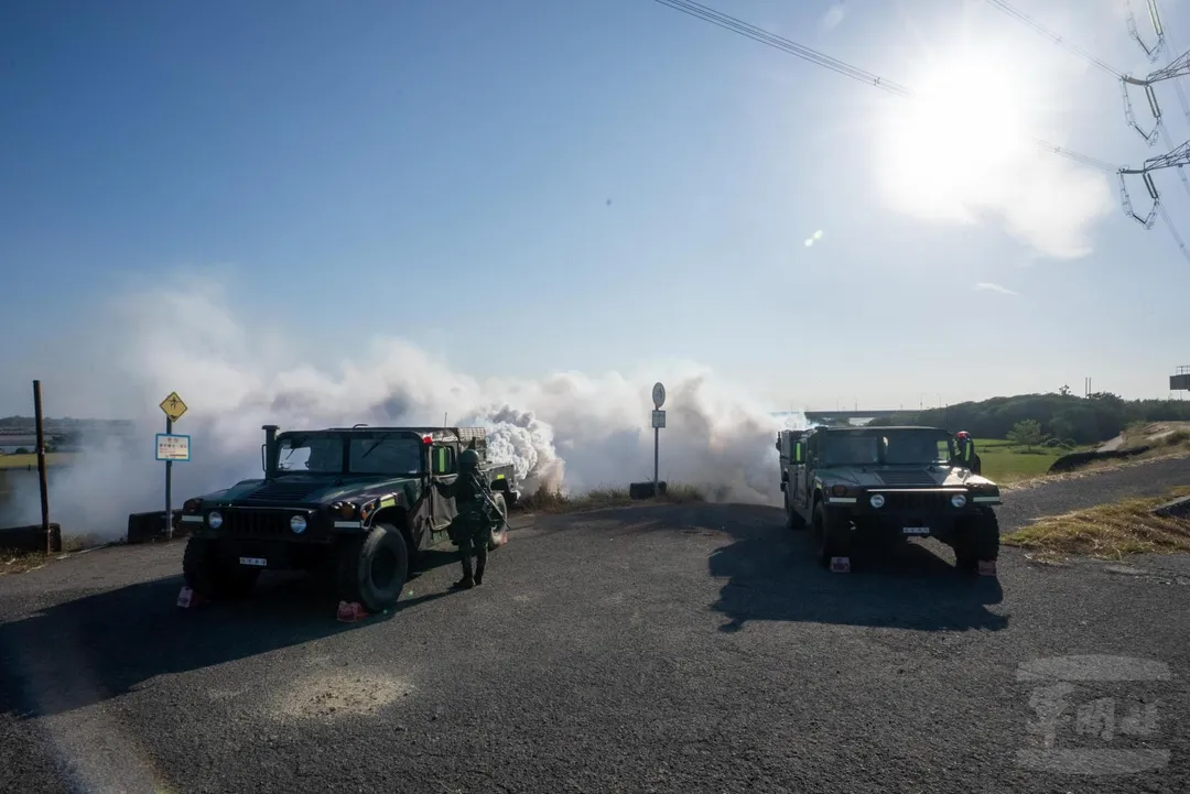 第36化兵群M56發煙車發煙作業。(圖/軍聞社)