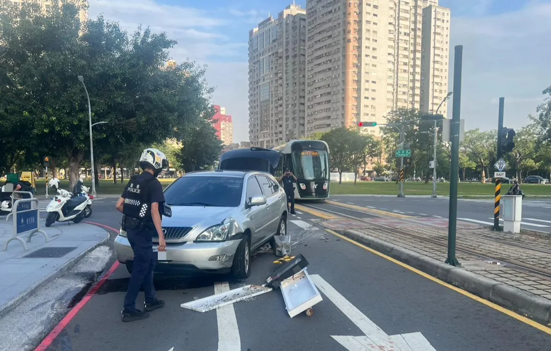 高雄轎車不慎撞倒斷輕軌號誌。(圖/民眾提供)