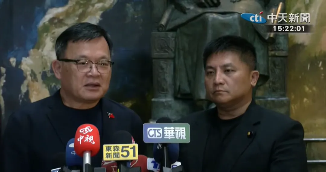 文傳會主委林寬裕(左)與新任文傳會主委吳宗憲(右)。(圖/中天新聞)