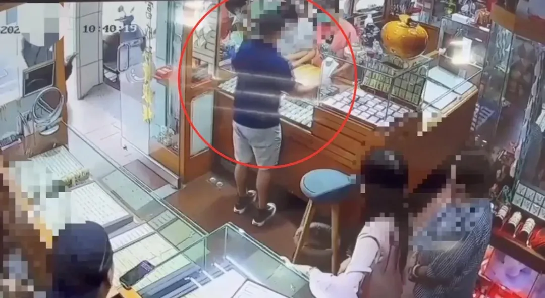 搶匪在店內佯裝挑選金飾趁隙搶走金項鍊。(圖/翻攝畫面)