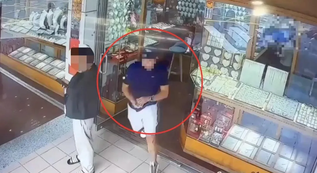 搶匪得手金項鍊後逃出店外。(圖/翻攝畫面)