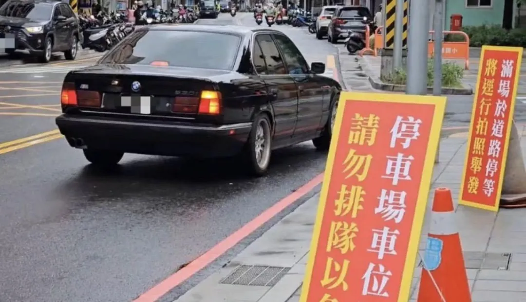 蘆洲國小停車場外因違停爆行車糾紛。(圖/翻攝畫面)