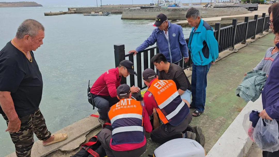 澎湖西嶼鄉關帝廟前海域27日下午傳出意外，73歲盧姓釣客不慎落海，送醫仍不治。（圖／民眾提供）
