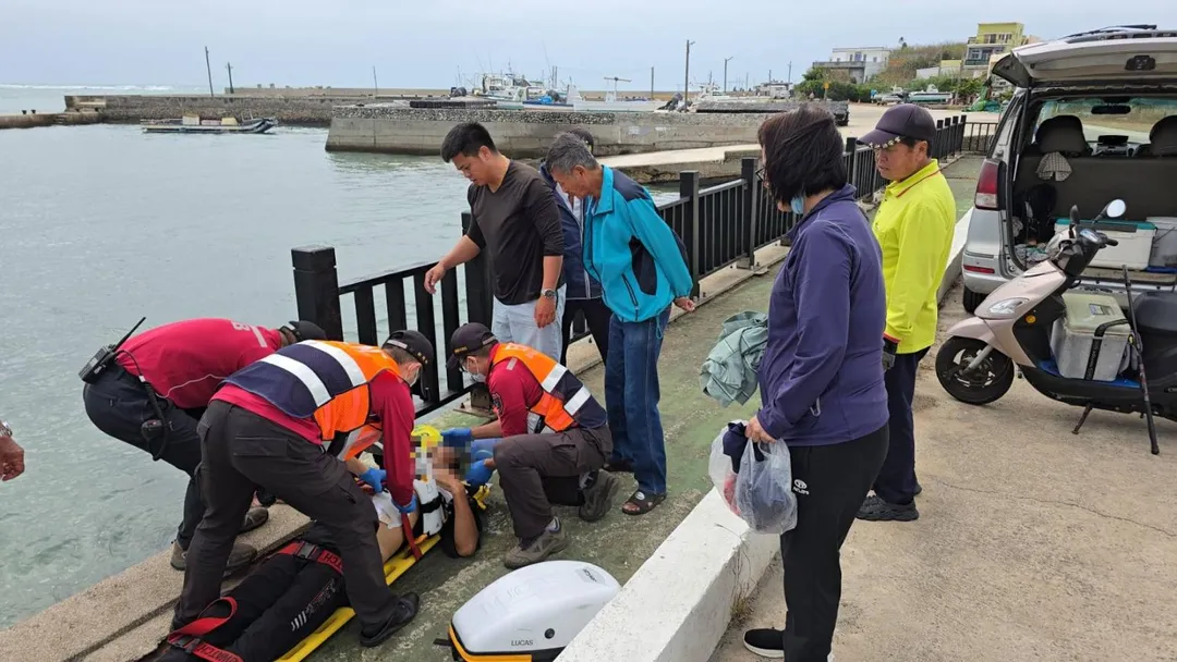 澎湖西嶼鄉關帝廟前海域27日下午傳出意外，73歲盧姓釣客不慎落海，送醫仍不治。（圖／民眾提供）