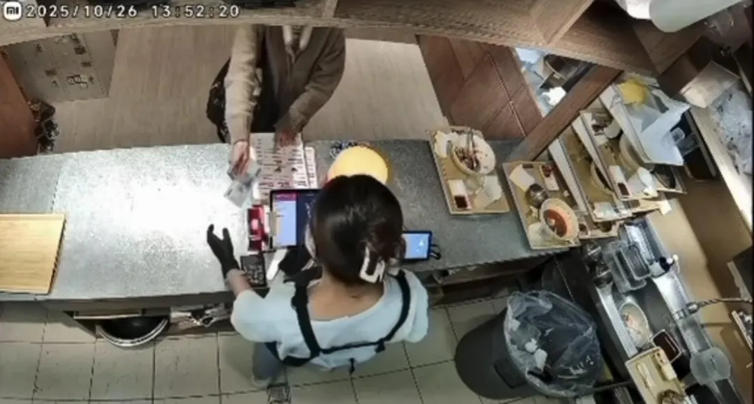 婦人先拿出1千元大鈔結帳。（圖／翻攝畫面）