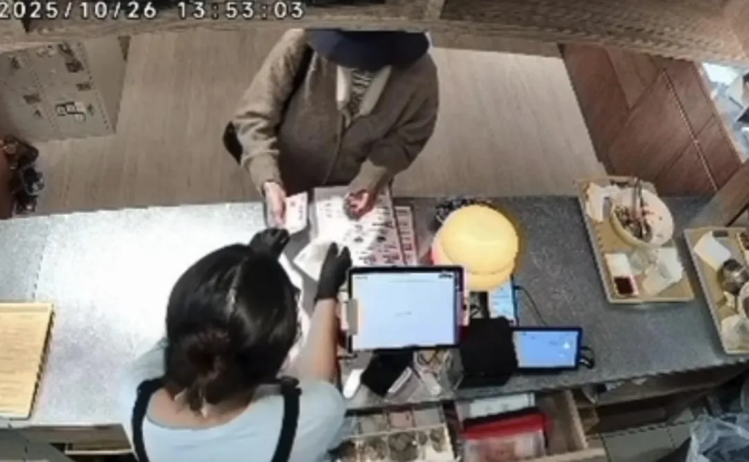 店家受騙再拿一張500元鈔票給婦人。（圖／翻攝畫面）