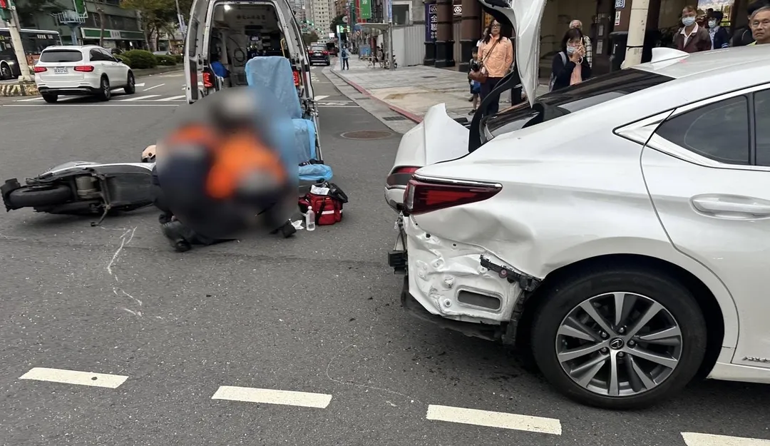 北市文山區今發生一起車禍2名騎士受傷。（圖／翻攝畫面）