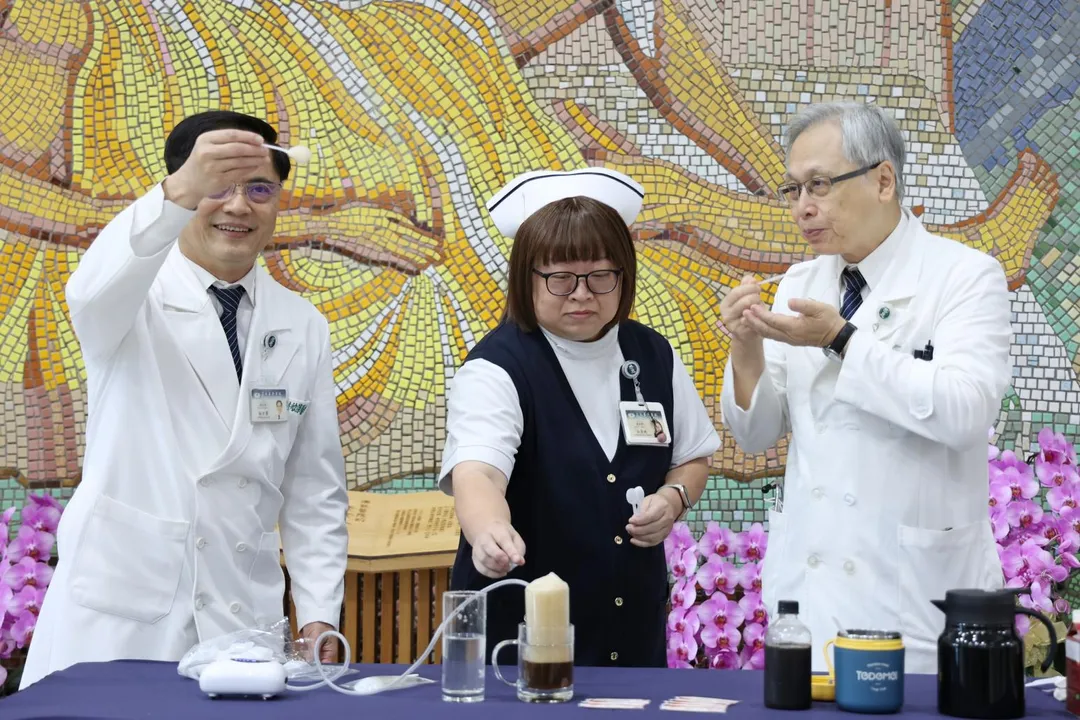 心蓮病房護理長江青純(中)示範魔法泡泡，林欣榮院長(左)、王英偉主任(右)品嚐泡麵味的泡泡。（圖／花蓮慈濟醫院）
