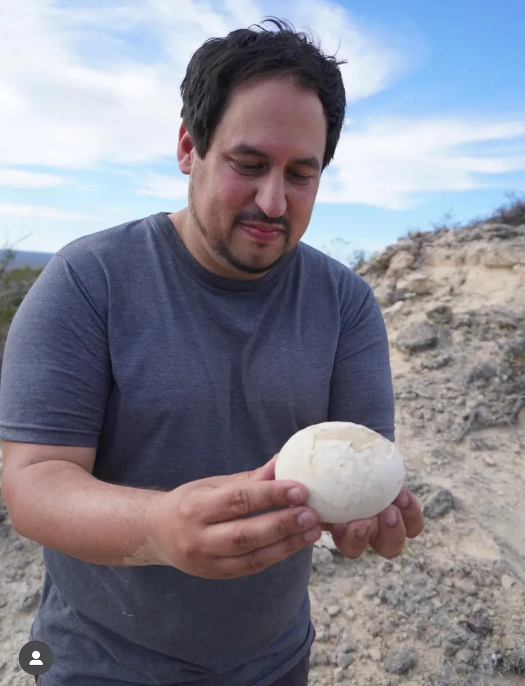 阿根廷古生物學家發現一顆有7000萬年歷史的恐龍蛋。(圖/翻攝instagram「paleocueva.lacev」)