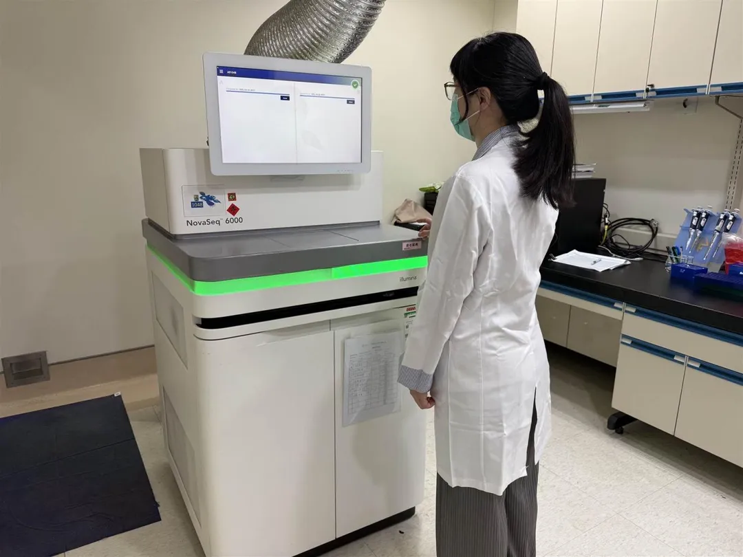 長庚醫院今（28日）召開記者會，分享與國科會合作的「微生物相計畫」成果，宣布推出台灣「腸道微菌叢全基因分析」服務。(圖/長庚醫院)
