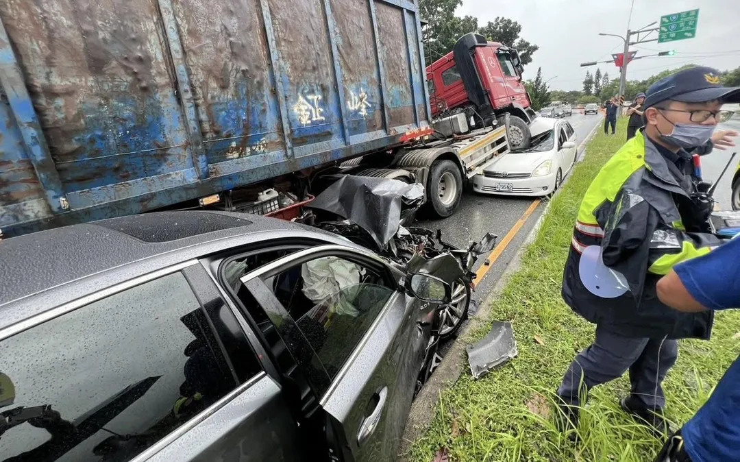 2部休旅車被撞爛。（圖／翻攝自臉書花蓮同鄉會）