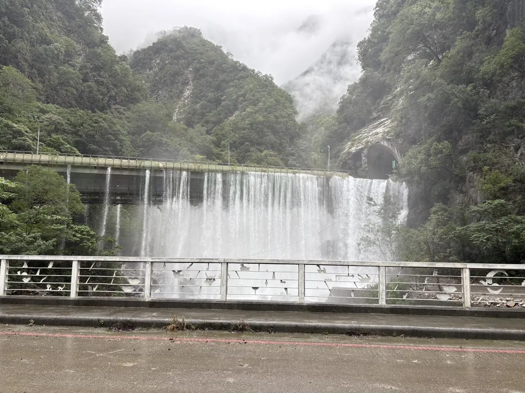 台灣花蓮的燕子口堰塞湖因持續降雨和壩體溢流加大，出現潰決風險。（圖／林保署花蓮分署提供）