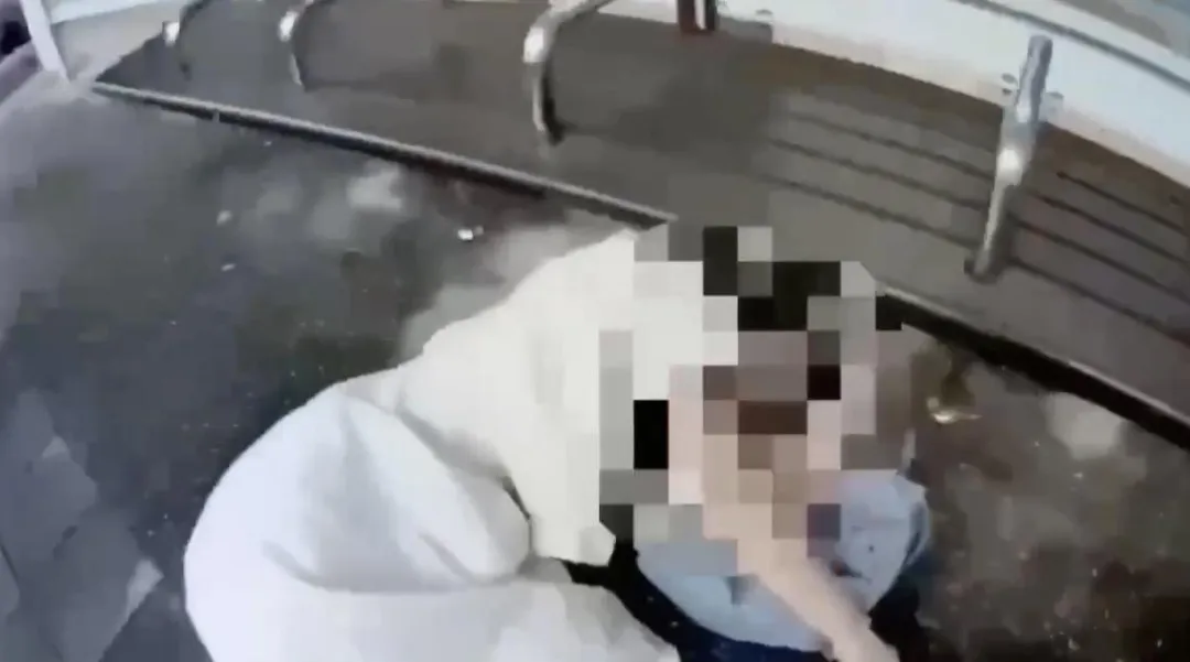 女子在公車站突然昏倒摔傷。(圖/翻攝畫面)
