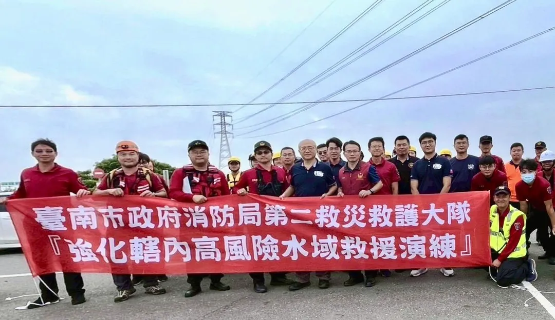 臺南市政府消防局第二救災救護大隊今(28)日於嘉南大圳北幹線珊瑚路段3號橋舉辦「強化高風險水域救援演練」。(圖/台南消防局提供)