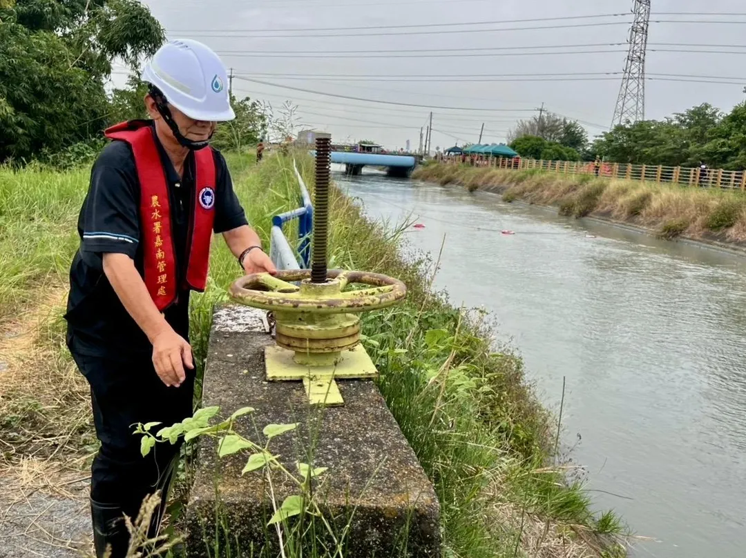 臺南市政府消防局第二救災救護大隊今(28)日於嘉南大圳北幹線珊瑚路段3號橋舉辦「強化高風險水域救援演練」。(圖/台南消防局提供)