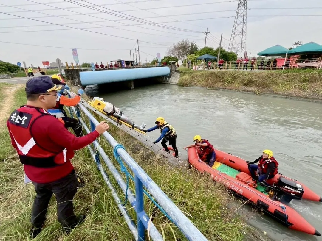 臺南市政府消防局第二救災救護大隊今(28)日於嘉南大圳北幹線珊瑚路段3號橋舉辦「強化高風險水域救援演練」。(圖/台南消防局提供)