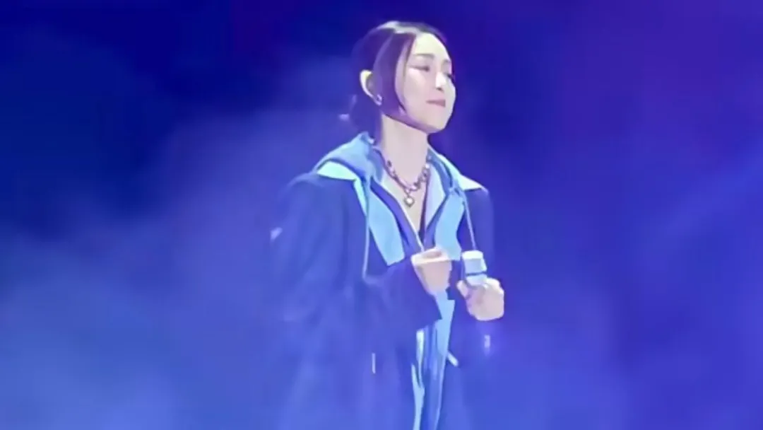歌手范瑋琪在近日的一場演出中，因佩戴的項鍊引發爭議，被指控疑似為已故好友大S的骨灰項鍊。（圖／翻攝自微博）