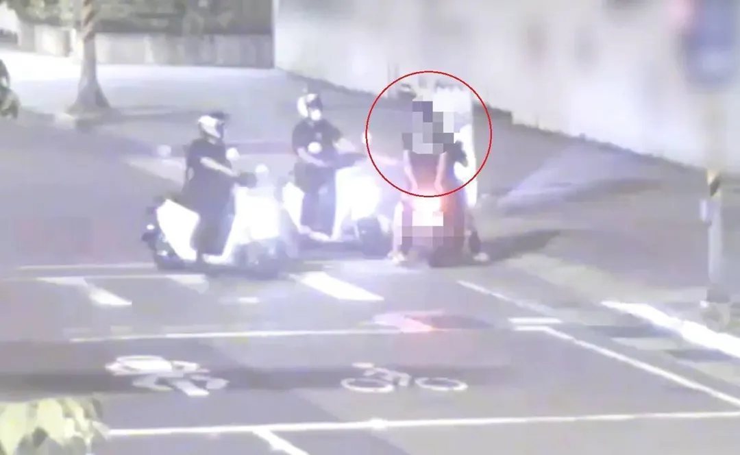 南港分局員警日前攔查機車後座騎士未戴安全帽，駕駛卻異常緊張，原來身上藏有毒品。（圖／警方提供）