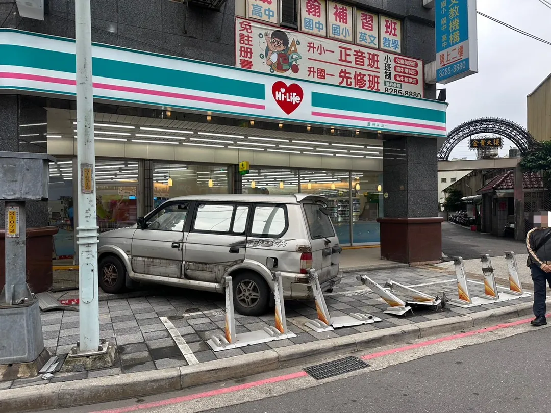 蘆洲一間超商今日清晨遭休旅車撞毀。（圖／警方提供）
